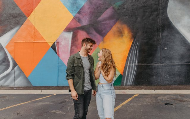Couple-by-mural